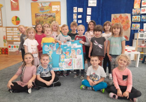 Grupa dzieci z plakatem Centrum Bajki w Pacanowie